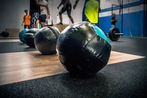 Kompaktowa bieżnia w jasnym, przytulnym salonie, pokazująca, jak wkomponować sprzęt fitness w domową przestrzeń.