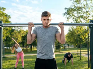 Nowoczesny trenażer rowerowy zamontowany w jasnym, minimalistycznym wnętrzu, gotowy do profesjonalnego treningu w domu.